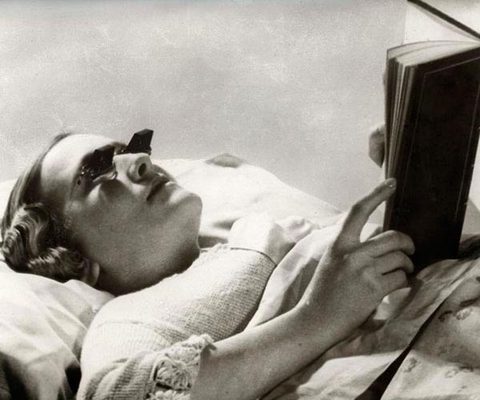 Yatakta yatarken kitap okumak isteyenler için 1936 İngiltere`sinden bir buluş; yatarak okuma gözlüğü.