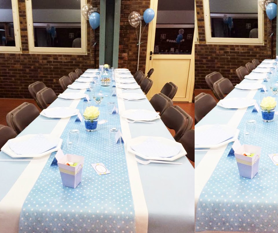 table invité nappe bleu pois blanc