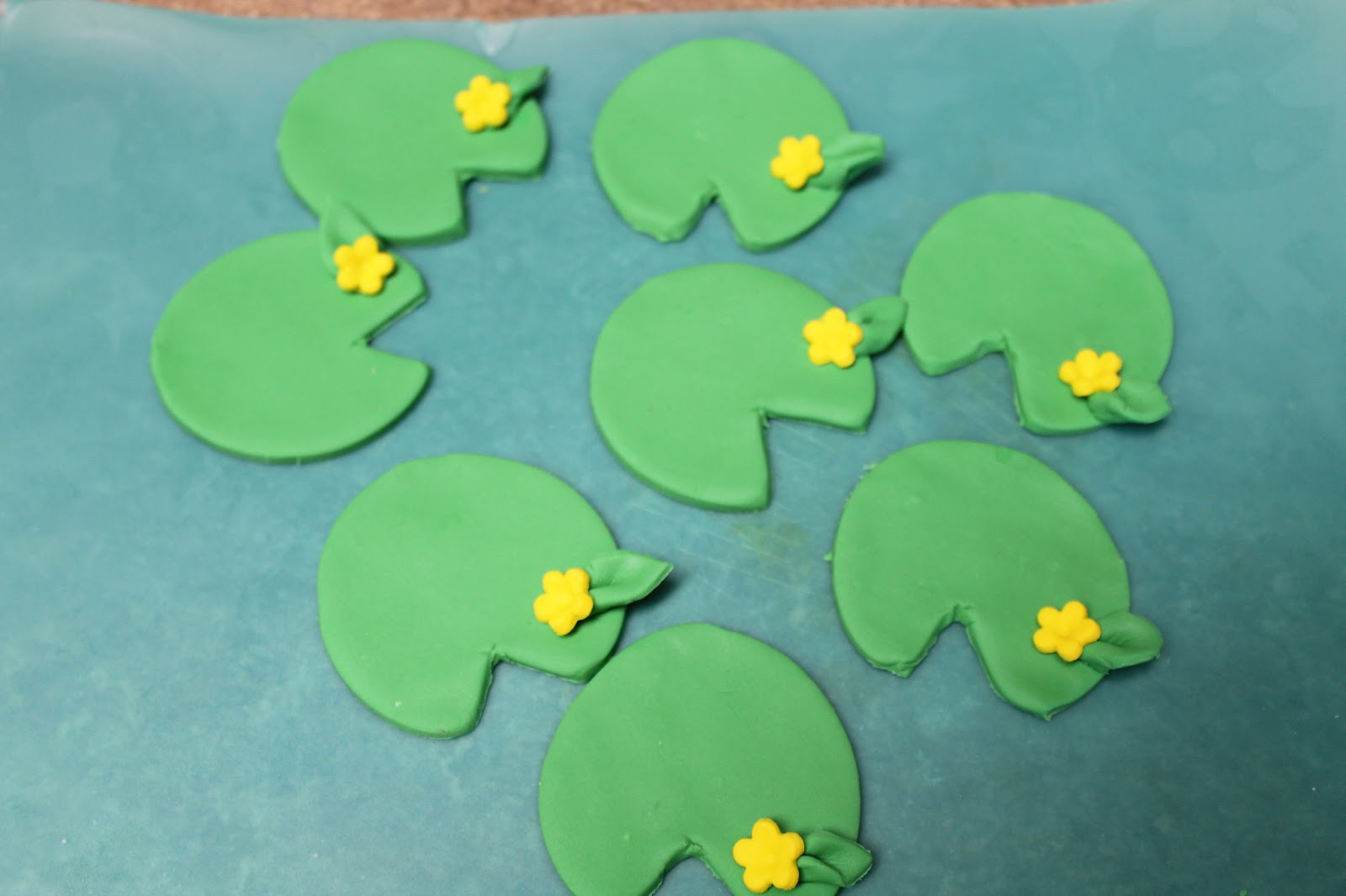 Virginia's Sweets Tutorials Making fondant Lily pads