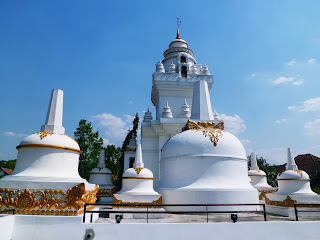 Gambar Stupa Vihara Tanah Putih