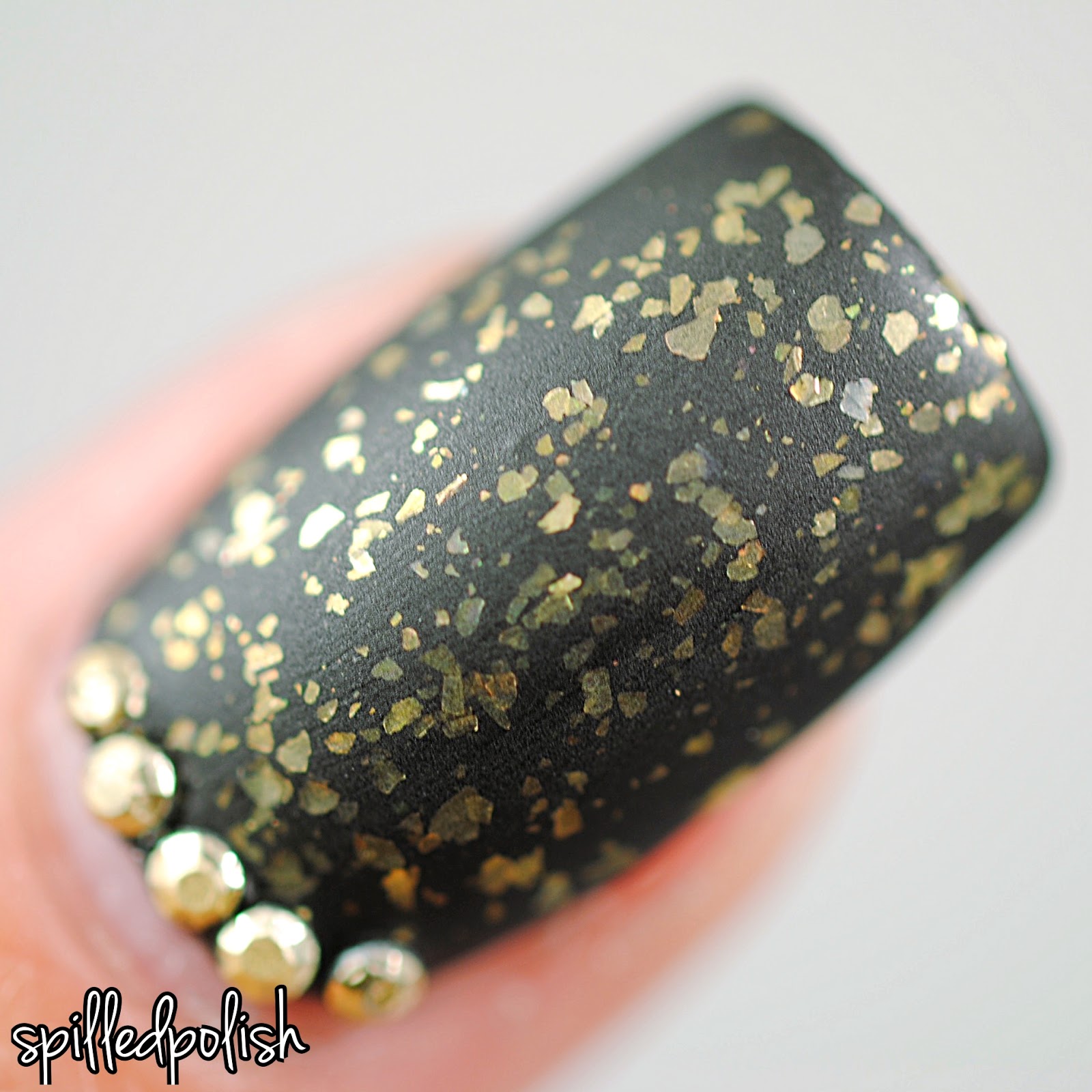 spilledpolish: Gold Flakes All Over My Nails!