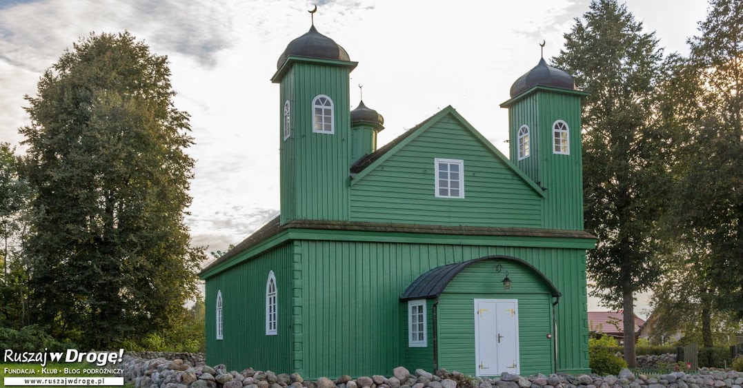 Kruszyniany: zobacz drewniany meczet polskich Tatarów.