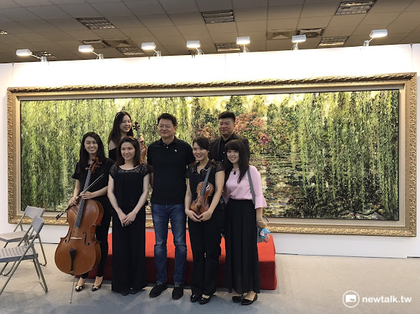 前台北縣長周錫瑋中和畫展今天辦開幕茶會,不少民眾索取親筆簽名。 前台北縣長周錫瑋中和畫展今天辦開幕茶會,不少民眾索取親筆簽名。