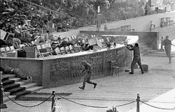 المنصة في السادس من اكتوبر لعام 1981م لحظة اغتيال زعيم علي يد خونة للوطن.
