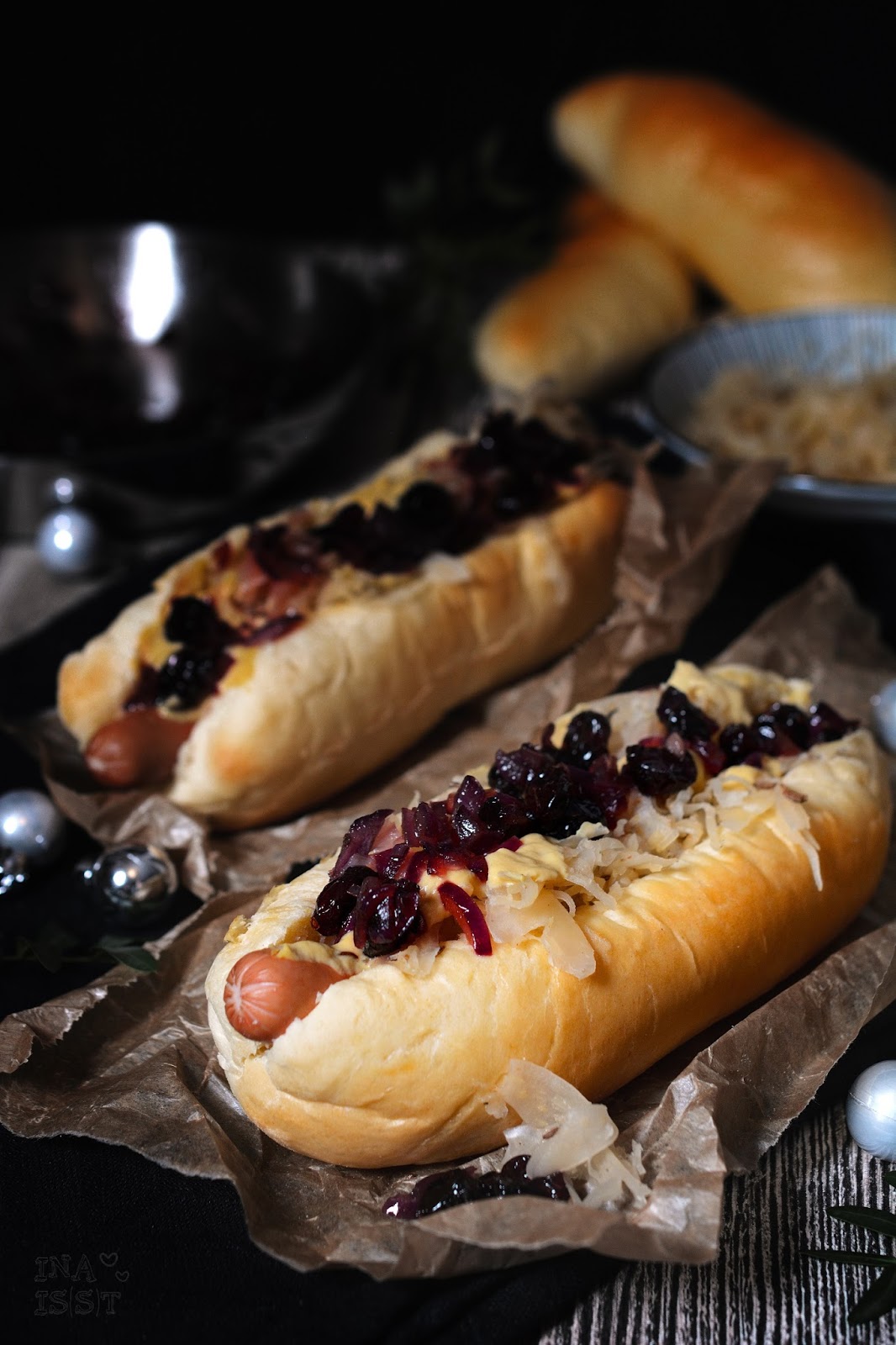 Ina Is(s)t WeihnachtsHot Dogs mit Sauerkraut und CranberryChutney
