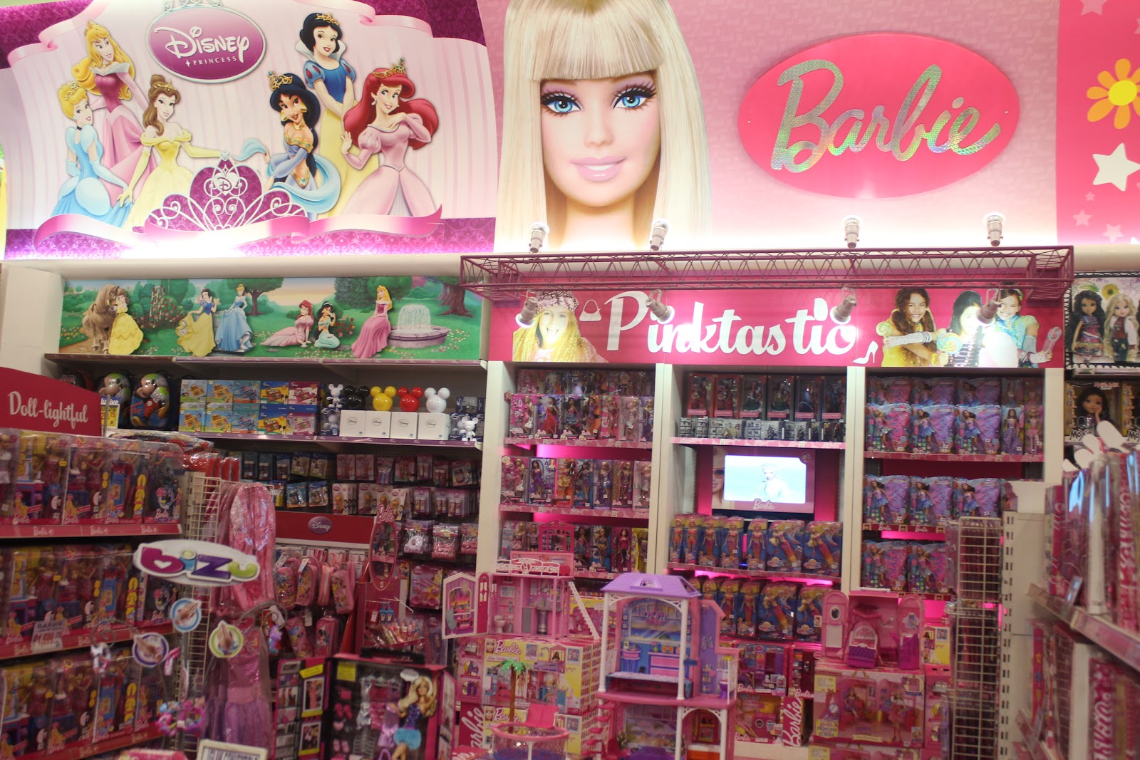 THE MAGAZINE Toys R Us at Robinsons Galleria