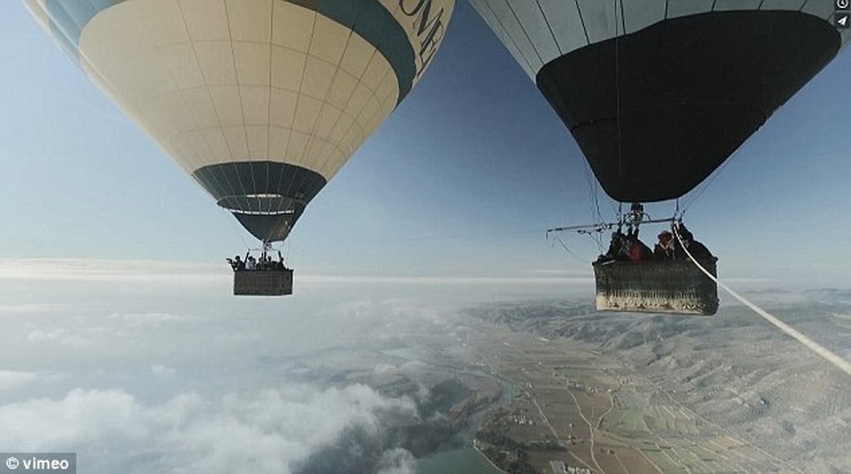 Sube a mi globo y volaremos juntos - Página 5 French+daredevils+attempting+for+walk+on+tightrope