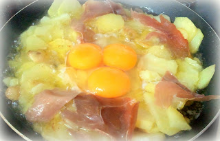 Huevos Rotos Con Jamón Serrano
