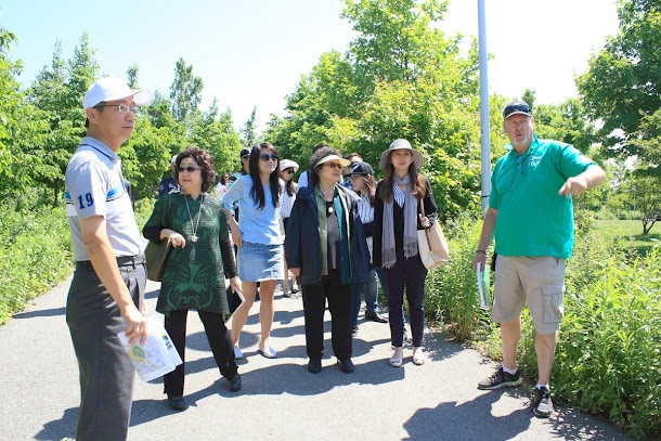 多倫多公園處官員Stuart Slessor(右1)向陳菊市長(右3)解說公園特色。 多倫多公園處官員Stuart Slessor(右1)向陳菊市長(右3)解說公園特色。