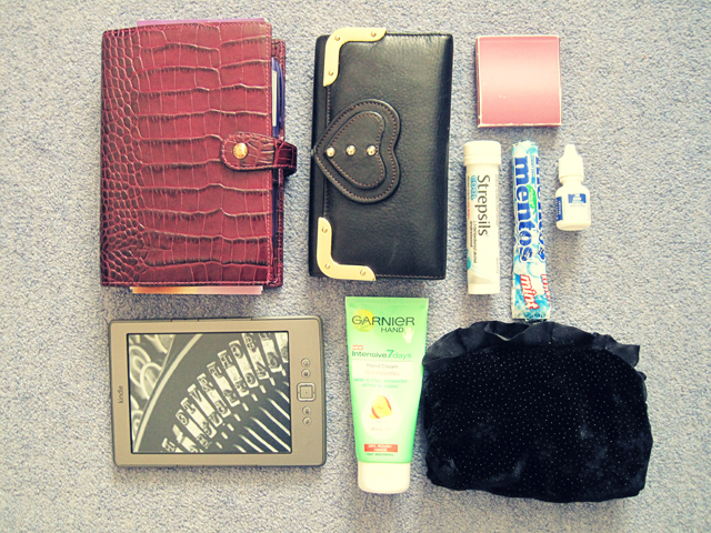 Paper Lovestory { a lifestyle blog from a university student about  stationery and organisation }: what's in my bag #9