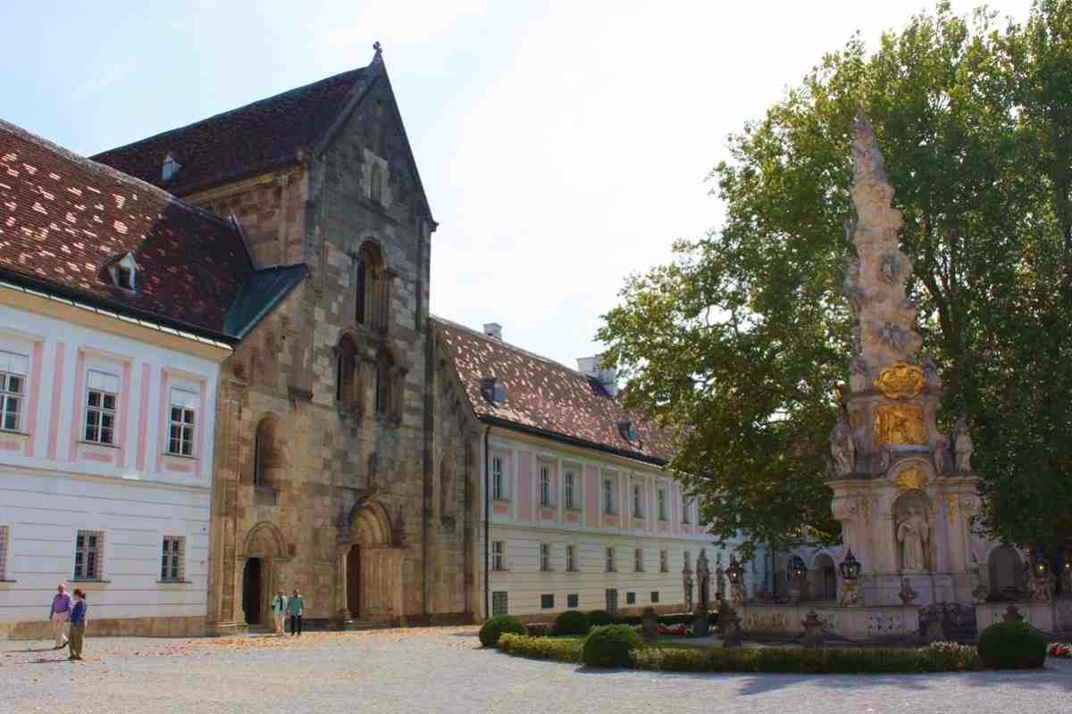 Das Klostergebäude von Stift Heiligenkreuz © Copyright Monika Fuchs, TravelWorldOnline