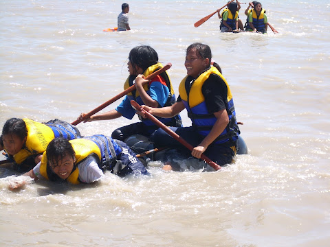 BERDAYUNG DI PANTAI