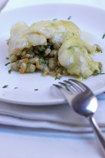 Kokotxas de bacalao al pil pil con habitas y berberechos