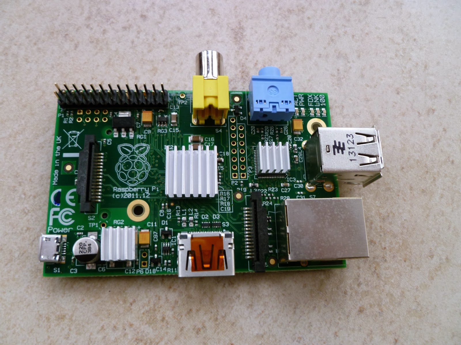 UbuntuHak Heat Sinks on the Raspberry Pi