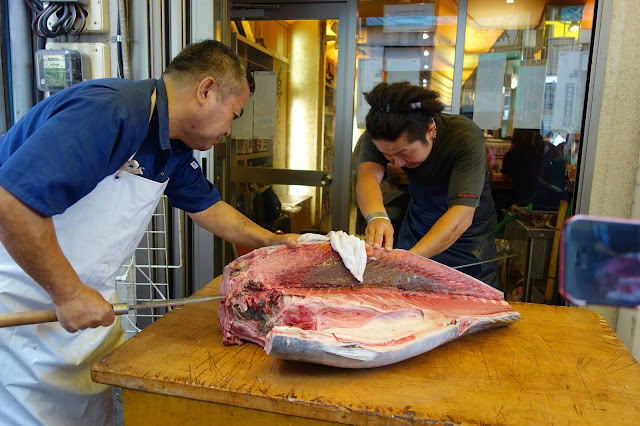 Tsukiji Fish market tokyo tuna cutting