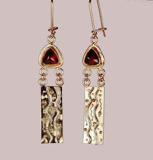 Rectangular 18k gold earrings with triangular garnets at the top