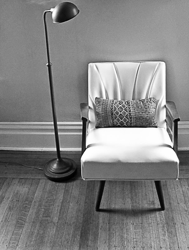 Reposhture Studio 5 minute makeover Spray paint a vinyl chair!