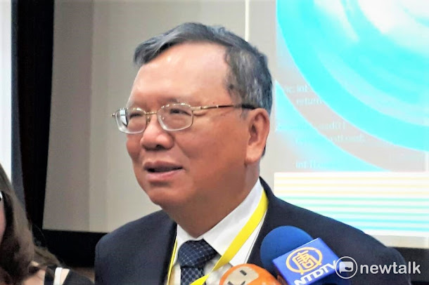 行政院宣布明年軍公教人員加薪3%,中華電信董事長鄭優13日表示將在慎重評估後將跟進。 行政院宣布明年軍公教人員加薪3%,中華電信董事長鄭優13日表示將在慎重評估後將跟進。