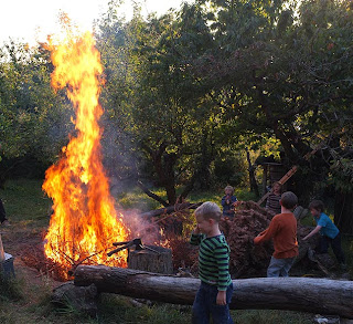 Engelwerkstatt Dammerung Sonnwendfeuer Jung Specht