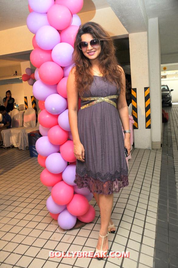 Aashka Goradia looking Hot - (4) - Amy Billimoria Birthday Party Pics