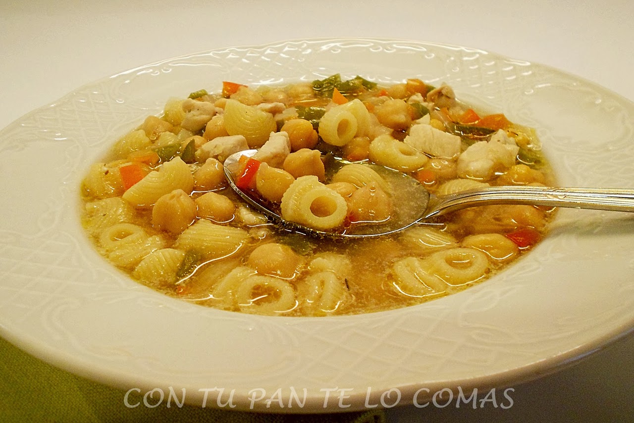 Sopa De Garbanzos Con Pollo Y Pasta
