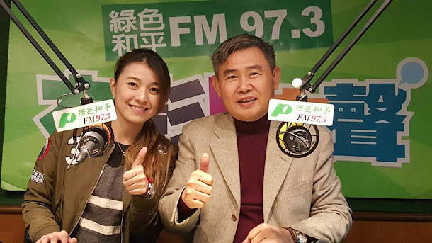 民主進步黨副秘書長李俊毅(右)15日表示,將辭去副祕書長一職,專心投入台南市長黨內初選。 民主進步黨副秘書長李俊毅(右)15日表示,將辭去副祕書長一職,專心投入台南市長黨內初選。