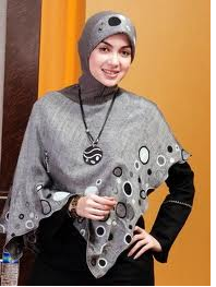 Perkembangan Gaya Busana @ Direktori Indonesia Dari Tahun ke tahun perkembangan gaya busana selalu mengalami perubahan, busana sekolah, busana pesta, busana kerja, busana santai, busana musim dingin, busana musim panas, busana resmi dan juga busana tradisional, seperti busana kebaya.