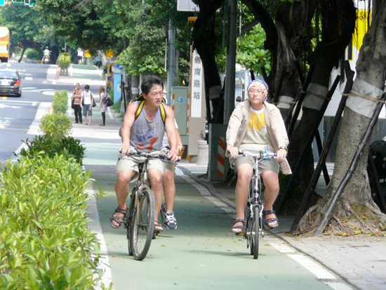 自行車禁行騎樓、人行道今(17)日於台北市正式上路!違者將開罰300至600元罰鍰。 自行車禁行騎樓、人行道今(17)日於台北市正式上路!違者將開罰300至600元罰鍰。