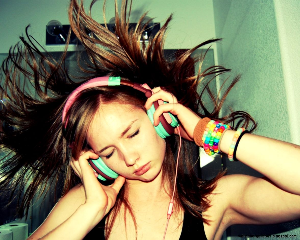 Feel the Groove with these High Quality Headphones Grabworthy Feel the Groove with these High Quality Headphones Grabworthy