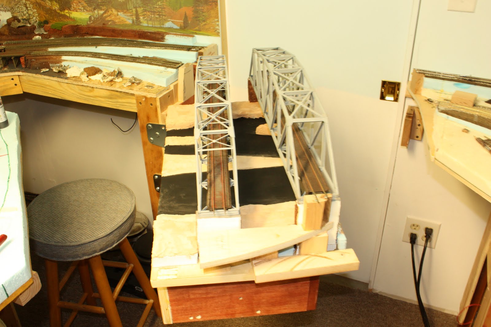 Dean's Model Railroad Building a swing gate with bridges.