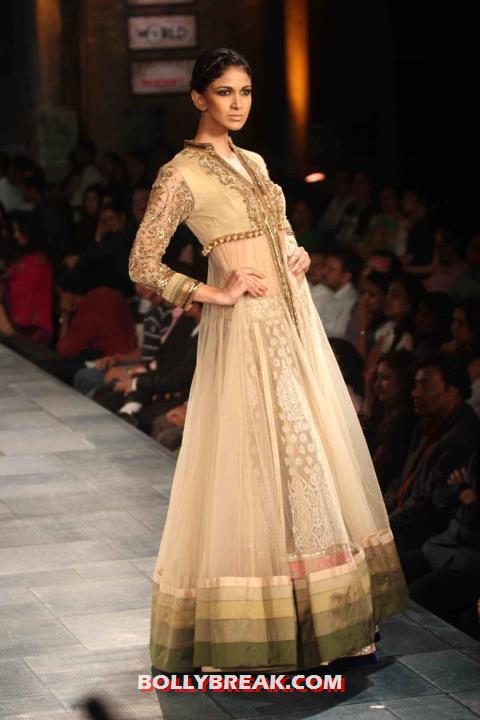 Model in Manish Malhotra Dress Walking the rap at Mijwan Fashion Show 2012 - (2) - Manish Malhotra Dresses - Mijwan Fashion Show 2012