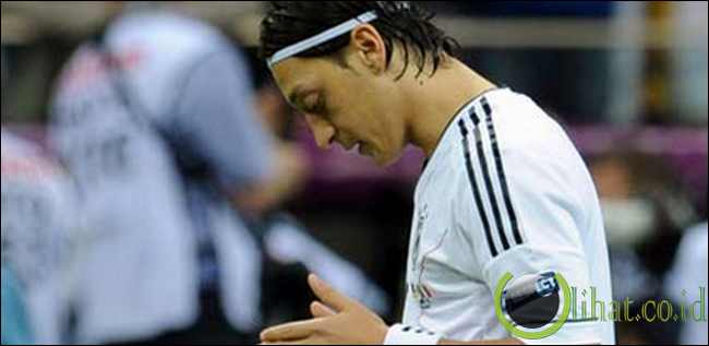 Mesut Ozil - Gelandang Real Madrid Mesut Ozil - Gelandang Real Madrid