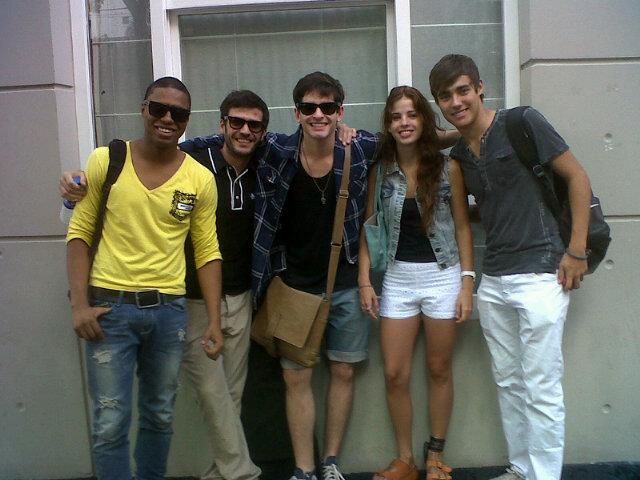 Nico Garnier con algunos de los chicos de el elenco de Violetta