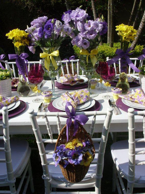 mesa de festa decorada no jardim