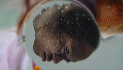 In einer späteren Szene wird ein Unterwasser-Effekt mit einer Zeitverzögerung kombiniert, wodurch eine Video-Collage entsteht.