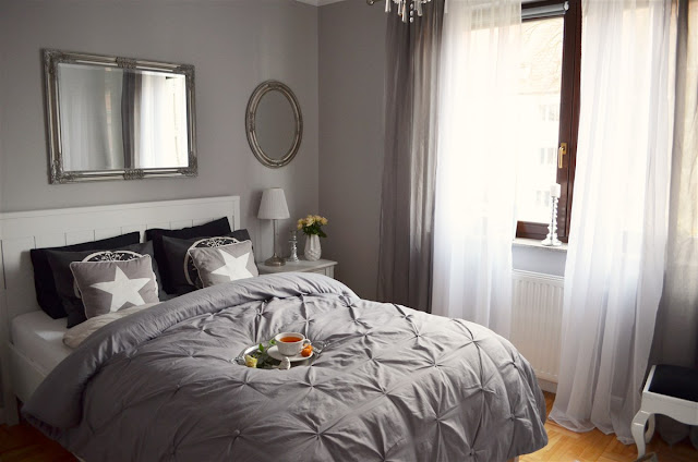 szara sypialnia glamour; bedroom 