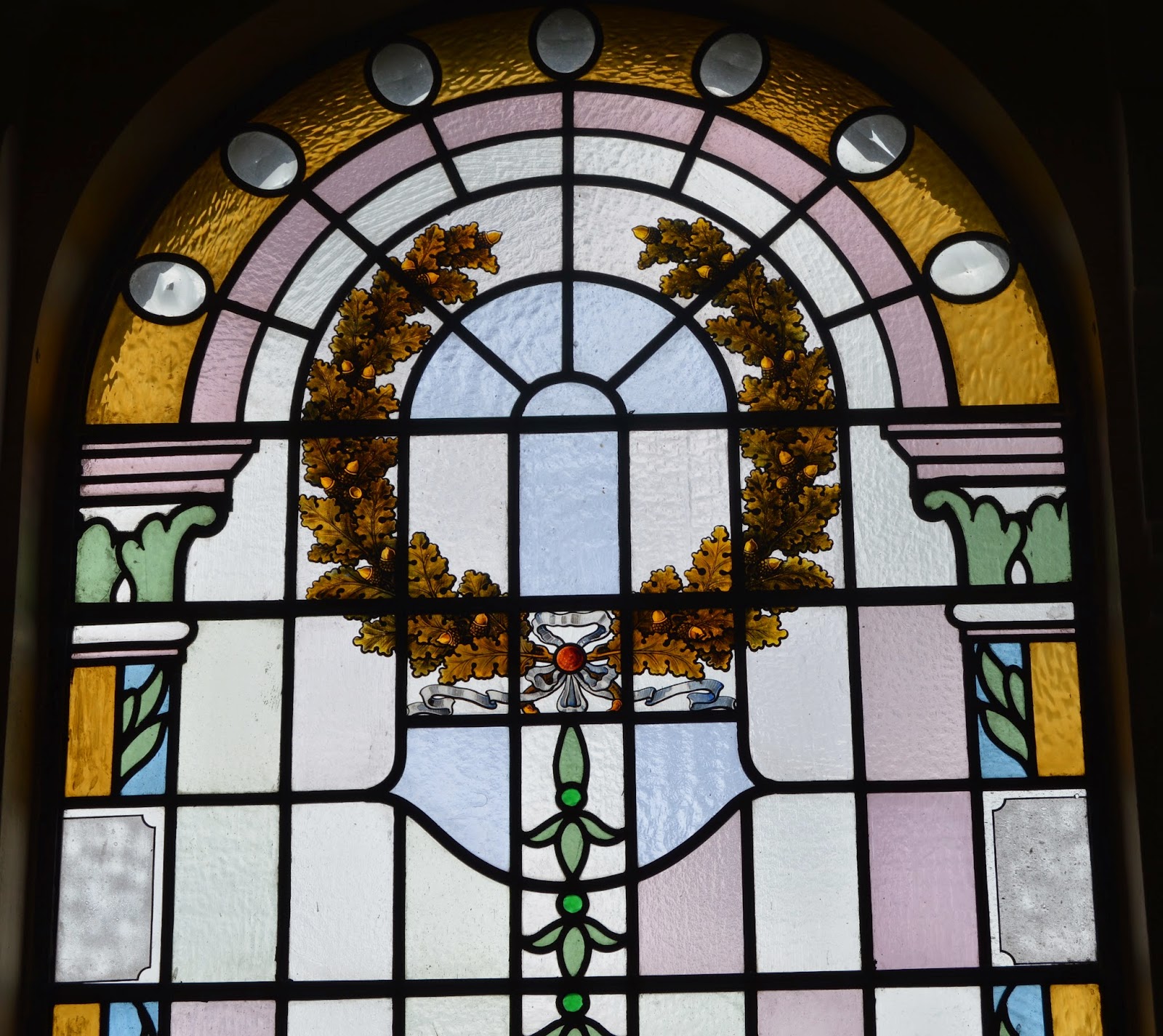 De Oude Huize Yard Stained glass and details of The Town Hall of
