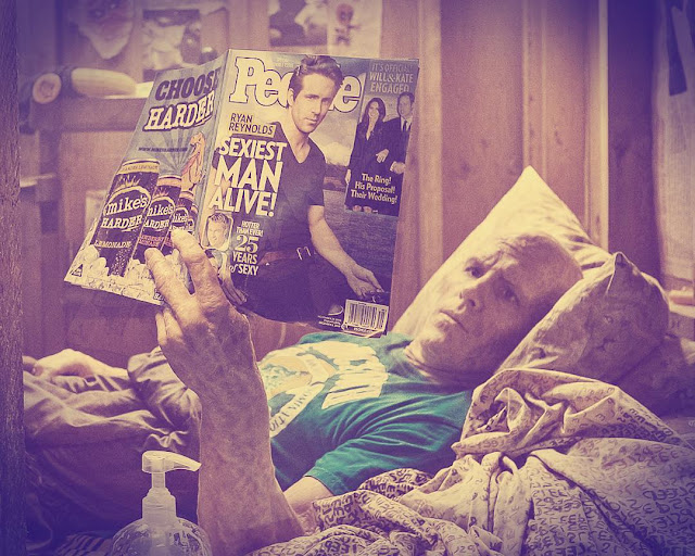 Дэдпул читает журнал с Рейнольдсом