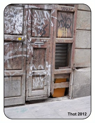 Robo de Street Art: Madera de puerta arrancada