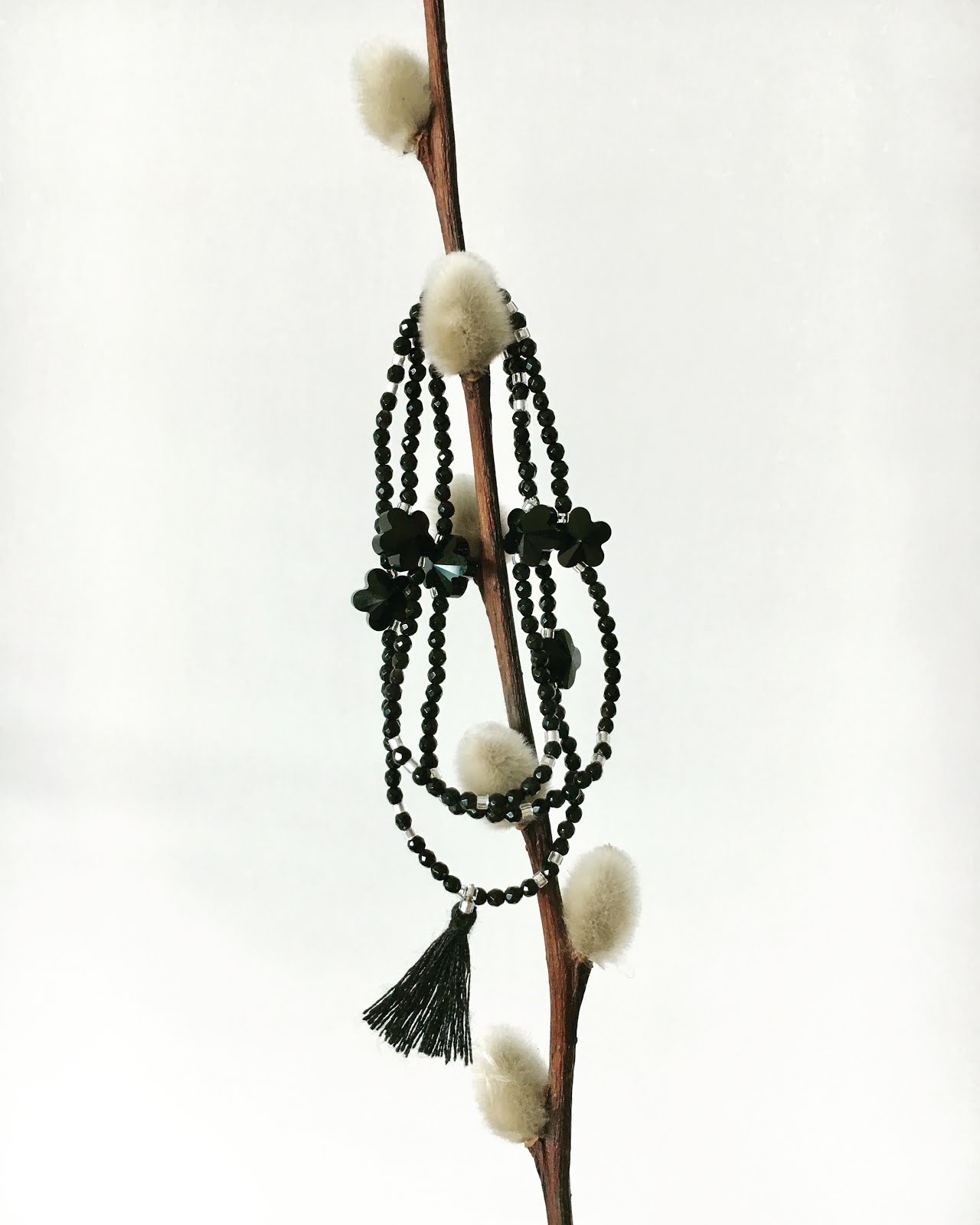▪️Faceted onyx and miyuki beads ,Swarovski black cystal flowers triple bracelet with mini tassel