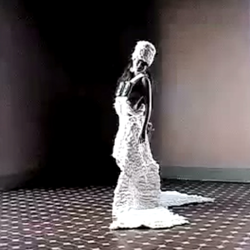 WC papír anyagú női ruha költemény - az Accademia Italiana diákjainak munkája WC papír anyagú női ruha költemény - az Accademia Italiana diákjainak munkája