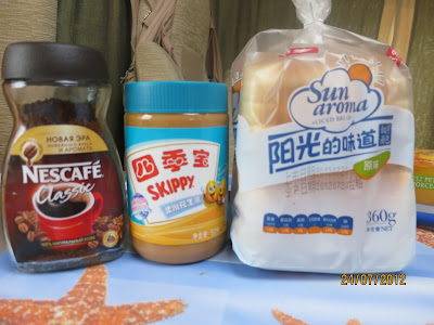 Nourriture que l’on trouve, le café est de la Russie et le beurre d’arachide et le pain de la Chine.