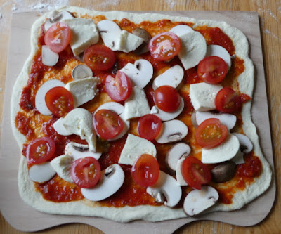 Pizza pomodoro, funghi e mozzarella mit Artisan Pizzateig Pizza pomodoro, funghi e mozzarella mit Artisan Pizzateig