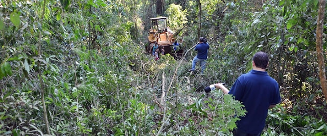 Ubiratã: Grande susto! Pá-carregadeira da prefeitura despenca de morro