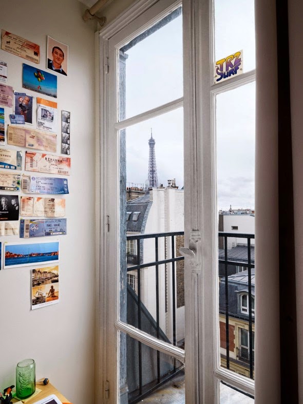 A Torre Eiffel vista pelas janelas parisienses na fotografia de Jasper White Jasper White fotografia torre eiffel vista de janelas em Paris