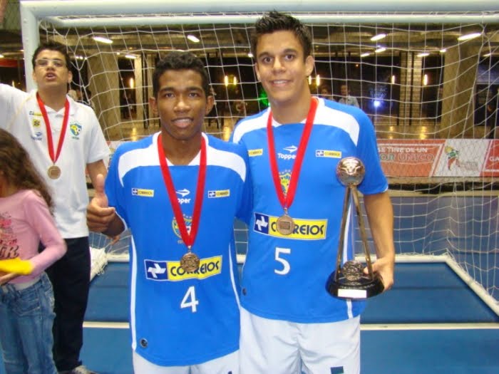 Melhor jogador de futsal do mundo revela carinho pelo Corinthians: 'Sou do  bando de loucos