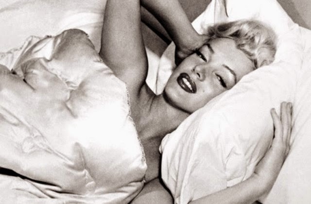 Marilyn-Monroe-In-Bed