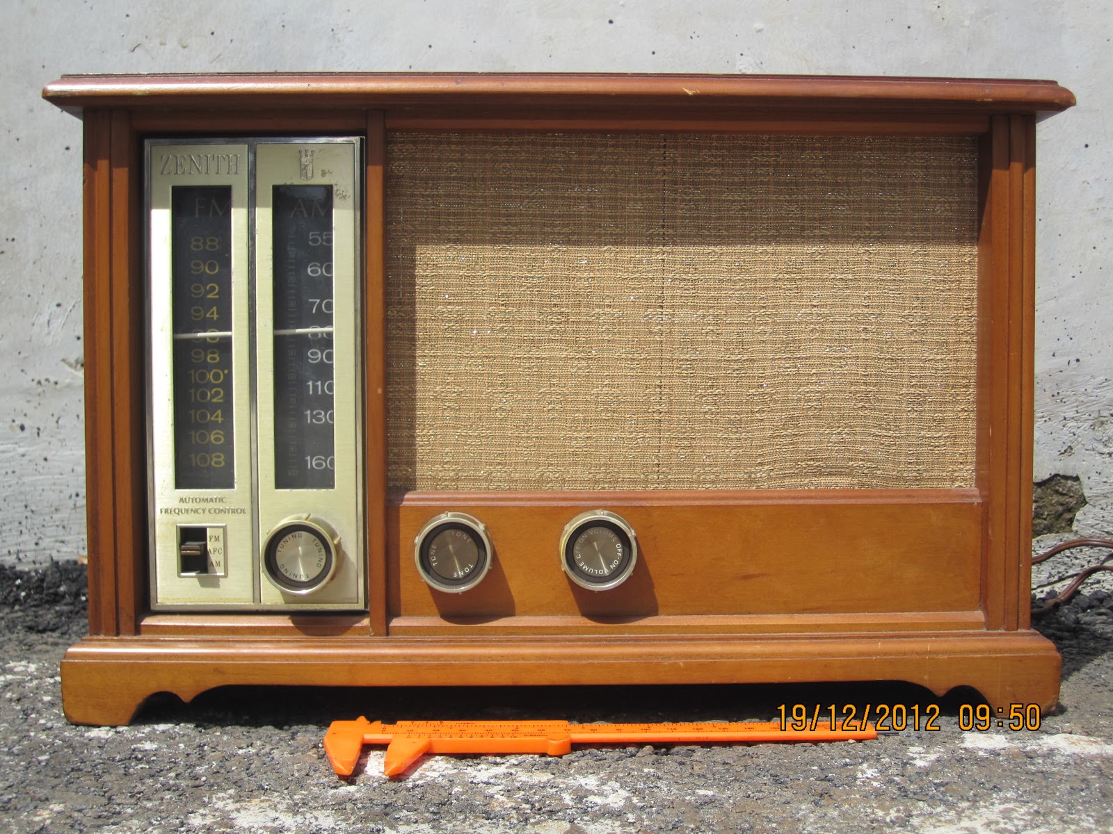 E L E C T R O N S Radio Zenit X334, AM/FM Made in USA