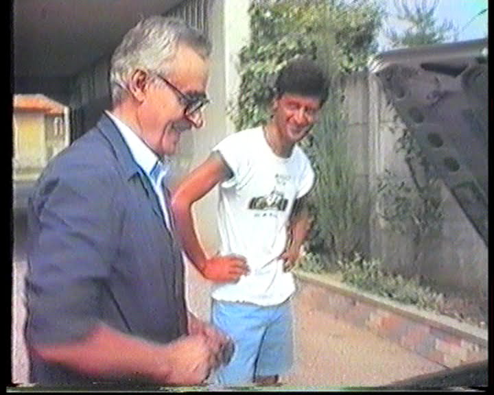 Carlo Narratone con un cliente nel negozio di carburatori a Borgomanero il 7 luglio 1986