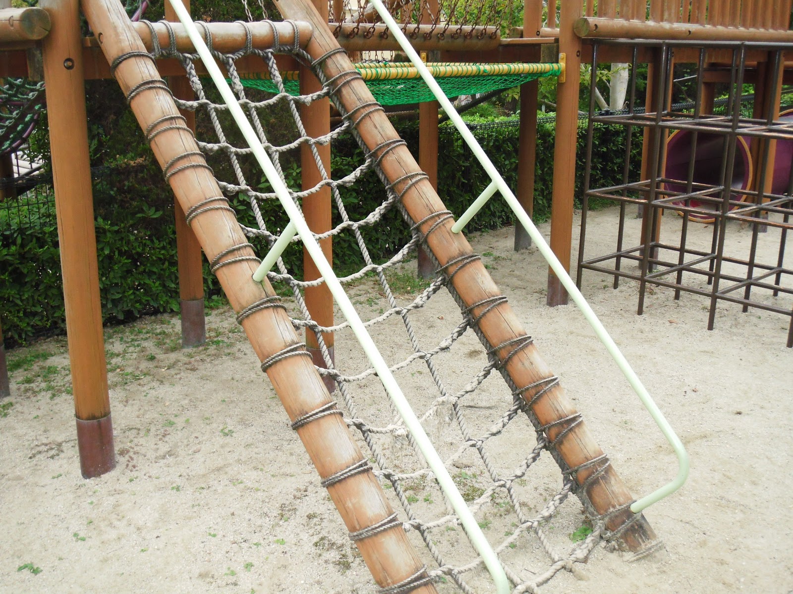 複合遊具 コンビネーション遊具ロープ登りのロープも老朽化 摩耗等で切断します点検で取替のタイミングを見ています
